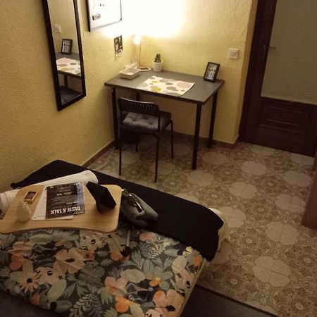 ולנסיה Gemuetliches Zimmer "Gold" Fuer 2 Personen Und Katzenliebhaber מראה חיצוני תמונה